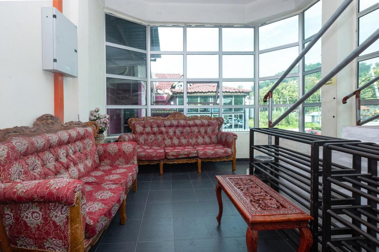 Oyo 89984 Noris Wang Homestay Lumut Luaran gambar
