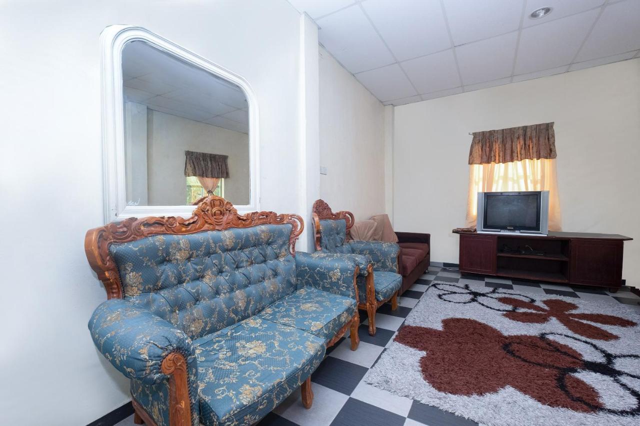 Oyo 89984 Noris Wang Homestay Lumut Luaran gambar