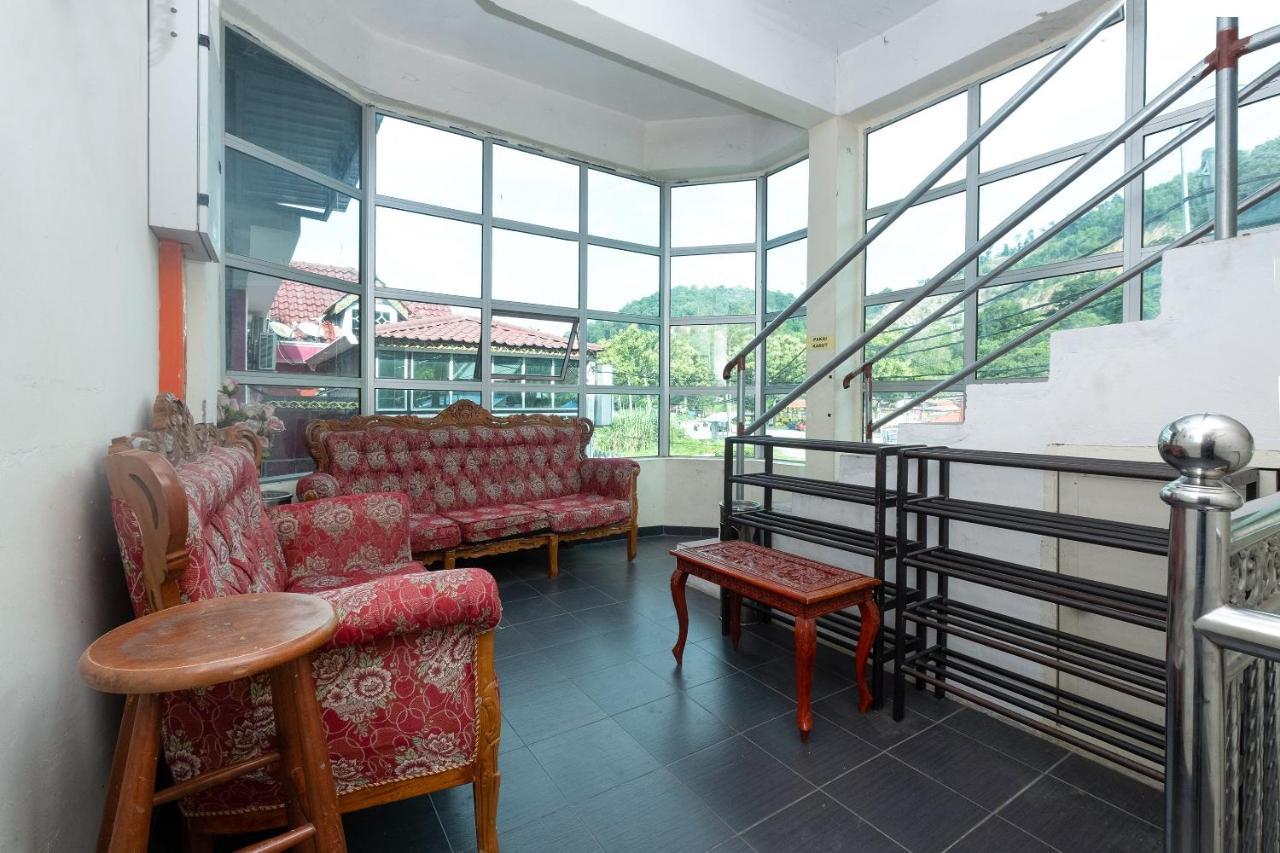 Oyo 89984 Noris Wang Homestay Lumut Luaran gambar