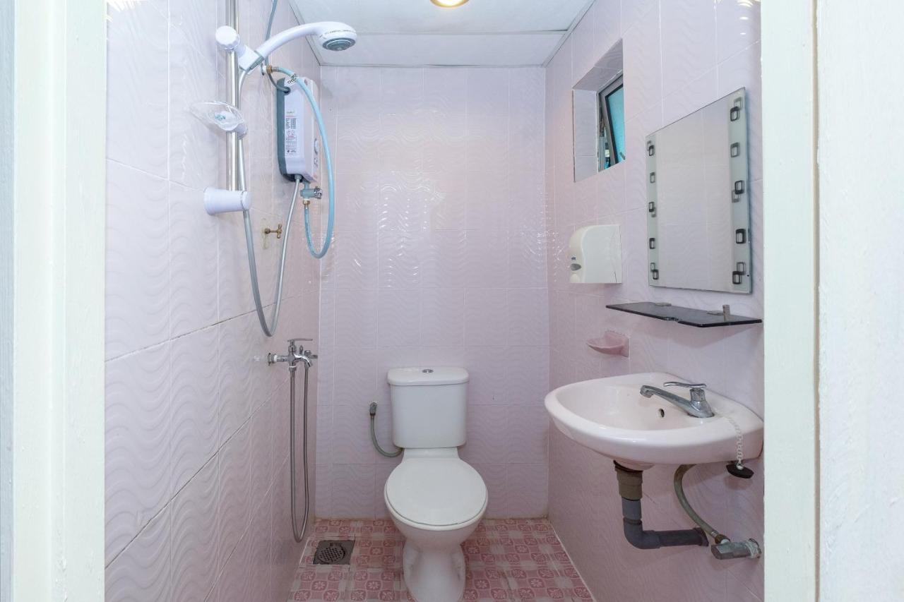Oyo 89984 Noris Wang Homestay Lumut Luaran gambar